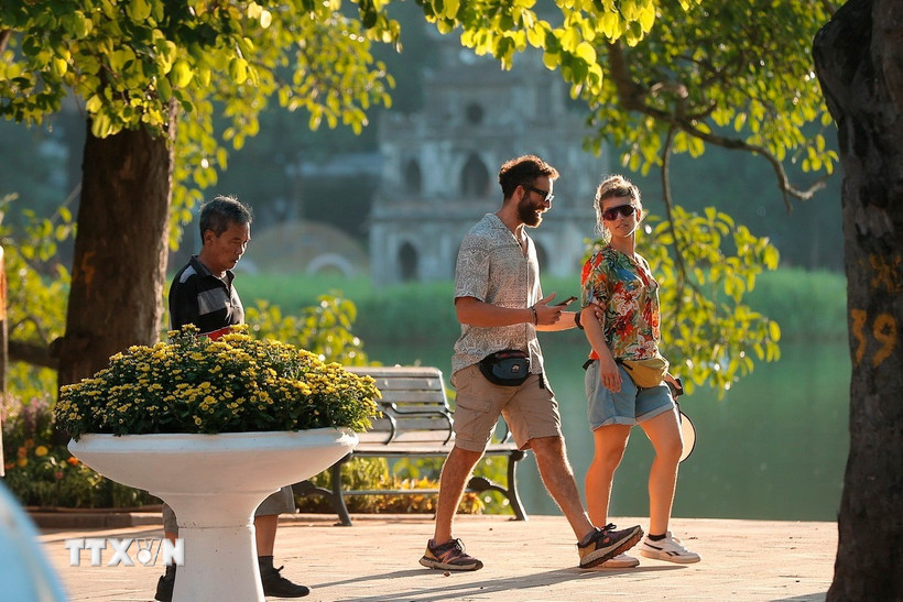 Du khách bên Hồ Hoàn Kiếm. (Hà Nội).