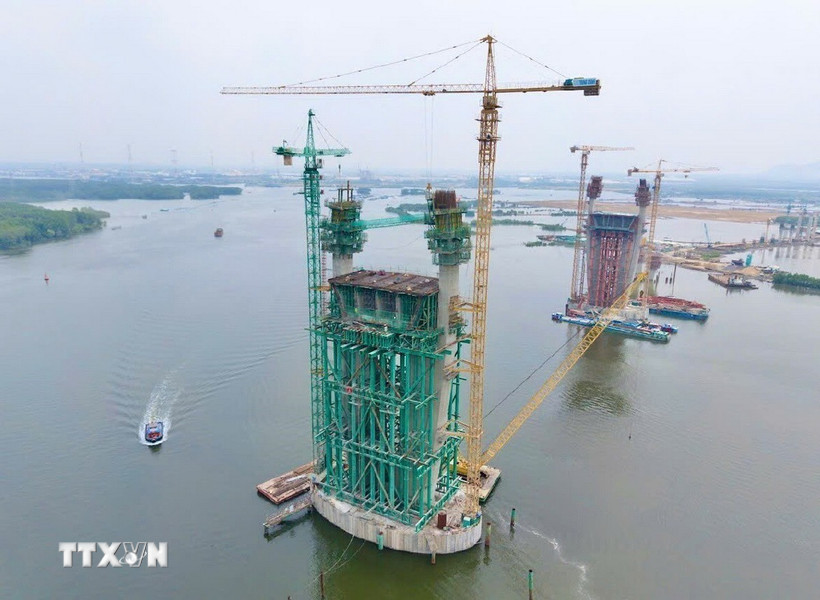 Mặc dù thời tiết không thuận lợi nhưng các nhà thầu vẫn khắc phục khó khăn để thi công dự án cho kịp tiến độ. (Ảnh: Hoàng Nhị/TTXVN)