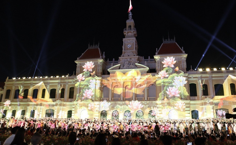 Màn kết hợp trình chiếu 3D Mapping và biểu diễn dân vũ "Vũ điệu khăn rằn" trước Ủy ban Nhân dân Thành phố Hồ Chí Minh tối 30/4 vừa qua. (Ảnh: Xuân Anh/TTXVN)