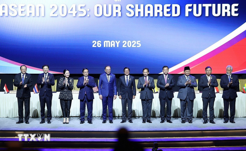 Thủ tướng Phạm Minh Chính cùng lãnh đạo các nước ASEAN và Timor-Leste tham dự Lễ ký kết Tuyên bố Kuala Lumpur “ASEAN 2045: Tương lai chung của chúng ta." (Ảnh: Dương Giang/TTXVN)