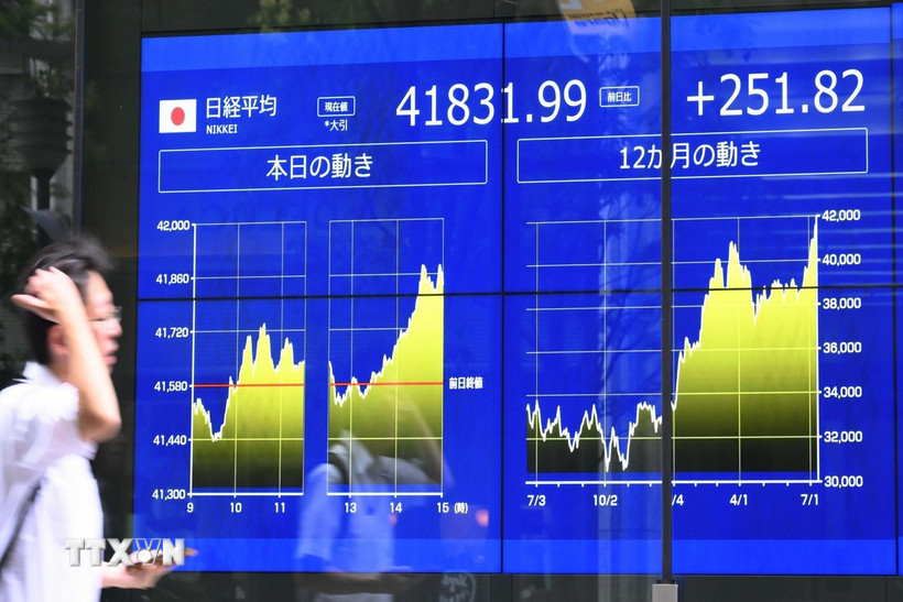 Bảng chỉ số chứng khoán tại Tokyo (Nhật Bản) trong một phiên giao dịch hồi tháng Bảy năm ngoái. (Ảnh: Kyodo/TTXVN)