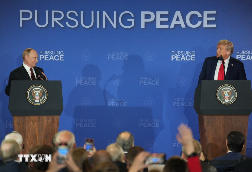 Tổng thống Mỹ Donald Trump (phải) và Tổng thống Nga Vladimir Putin trong cuộc họp báo chung tại Căn cứ Elmendorf-Richardson ở Anchorage, bang Alaska (Mỹ) ngày 15/8/2025. (Ảnh: THX/TTXVN)