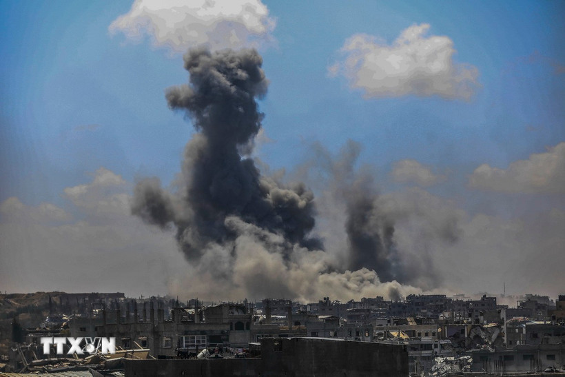 Khói bốc lên sau cuộc không kích của Israel xuống thành phố Gaza, ngày 25/4/2025. (Ảnh: THX/TTXVN)
