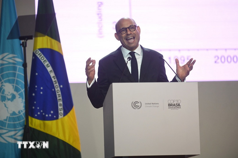 Thư ký điều hành Công ước khung của Liên hợp quốc về biến đổi khí hậu, ông Simon Stiell, phát biểu tại Hội nghị COP30 ở Belem (Brazil) ngày 10/11/2025. (Ảnh: THX/TTXVN)