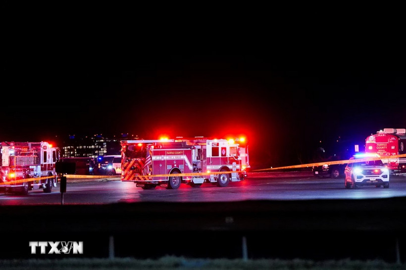 Lực lượng cứu hộ được triển khai tại hiện trường vụ va chạm giữa trực thăng quân đội Mỹ với máy bay chở khách của Hãng American Airlines ở gần sân bay quốc gia Ronald Reagan Washington thuộc Arlington, Virginia, đêm 29/1/2025. (Ảnh: Reuters/TTXVN)