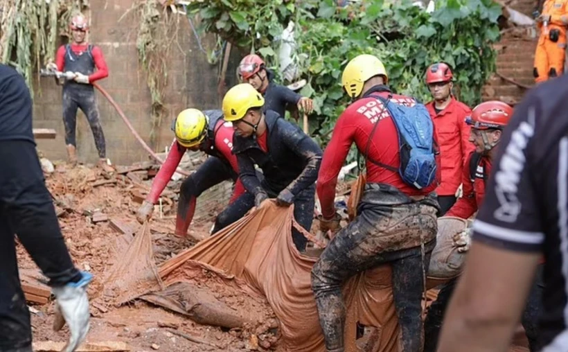 Các đội cứu hộ tại hiện trường lở đất ở khu phố Bethania, Ipatinga, tiểu bang Minas Gerais (Brazil), ngày 12/1/2025. (Nguồn: Daily Mail)