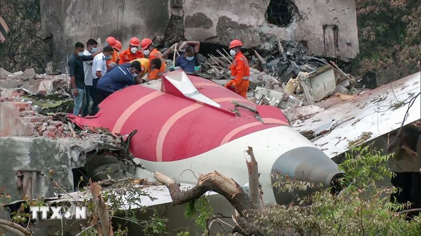 Hiện trường vụ tai nạn máy bay Boeing 787-8 của hãng hàng không Air India tại Ahmedabad (Ấn Độ) ngày 12/6/2025. (Ảnh: ANI/TTXVN)