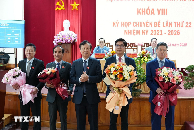 Ông Nguyễn Chí Tài (thứ hai, phải) - Ủy viên Ban Thường vụ Thành ủy, nguyên Trưởng ban Dân vận Thành ủy Huế - được bầu giữ chức vụ Phó Chủ tịch Ủy ban Nhân dân thành phố Huế. (Ảnh: Tường Vi/TTXVN)