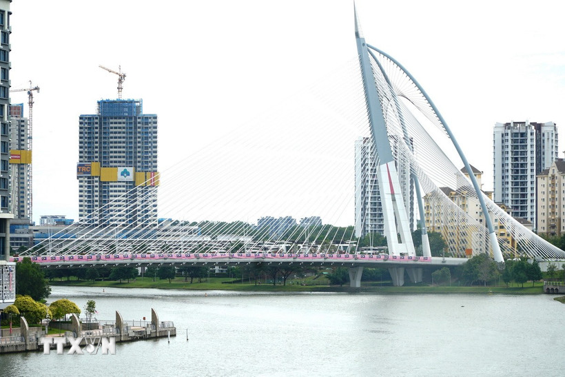 Cầu Seri Wawasan - địa danh nổi tiếng ở Thủ đô hành chính Putrajaya của Malaysia. (Ảnh: Hằng Linh/TTXVN)