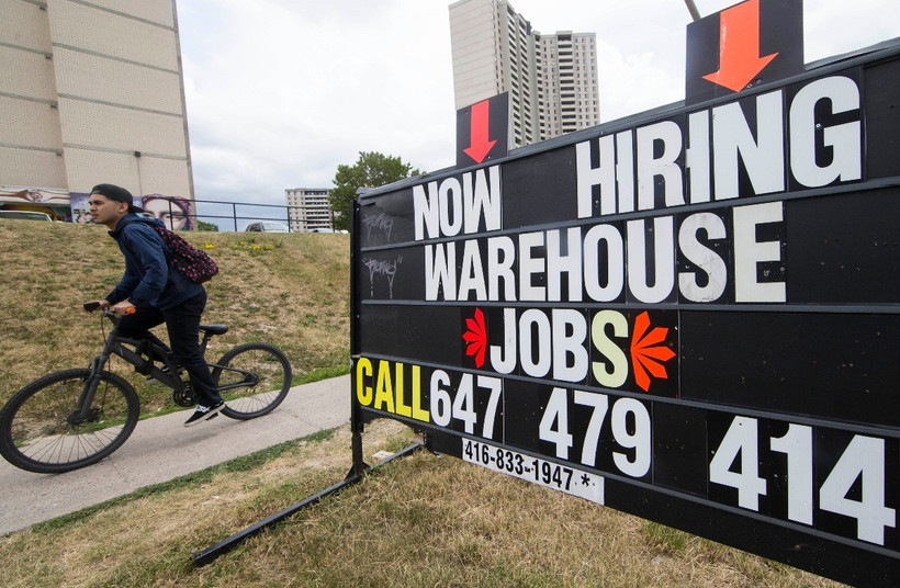 Biển cần tuyển nhân viên tại một tòa nhà ở Toronto (Canada). (Ảnh: THX/TTXVN)