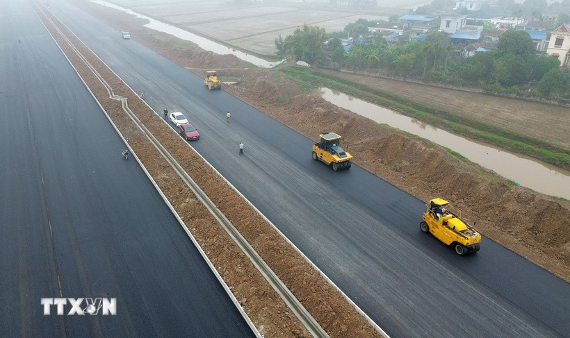 Dự án đường bộ mới Nam Định-Lạc Quần-Đường bộ ven biển đoạn qua huyện Nam Trực được thảm mặt đường, tháng 2/2025. (Ảnh: Quốc Khánh/TTXVN)