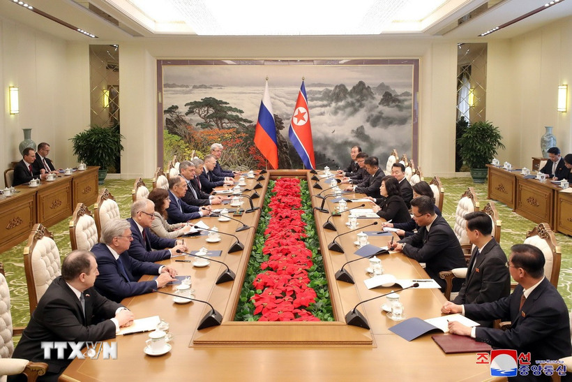 Ngoại trưởng Nga Sergei Lavrov (thứ tư, trái) và Bộ trưởng Ngoại giao Triều Tiên Choe Son Hui (thứ năm, phải) tại cuộc hội đàm ở Bình Nhưỡng, ngày 19/10/2023. (Ảnh: Yonhap/TTXVN)