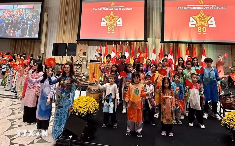 Học sinh, sinh viên người Việt tại Ottawa trình diễn thời trang Áo dài Việt Nam của nhà thiết kế Sĩ Hoàng. (Ảnh: Thanh Hải/TTXVN)