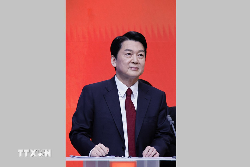 Ứng viên tranh cử Tổng thống Hàn Quốc của đảng Nhân dân trung dung Ahn Cheol-soo trước phiên tranh luận trực tiếp trên truyền hình, tại Seoul ngày 25/2/2022. (Ảnh: AFP/TTXVN)
