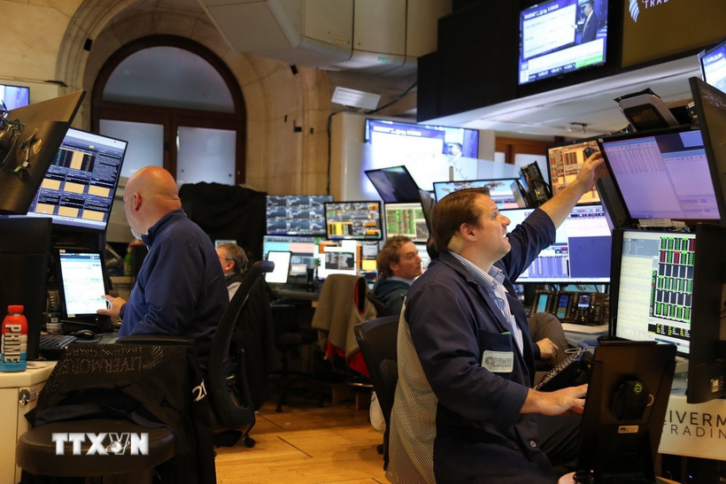 Giao dịch viên tại sàn chứng khoán New York (Mỹ). (Ảnh: THX/TTXVN)