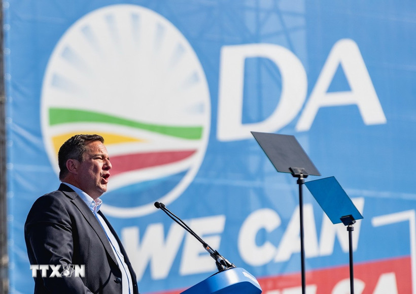 Lãnh đạo đảng đảng Liên minh Dân chủ (DA) tại Nam Phi John Steenhuisen phát biểu tại sự kiện ở Gauteng. (Ảnh: THX/TTXVN)