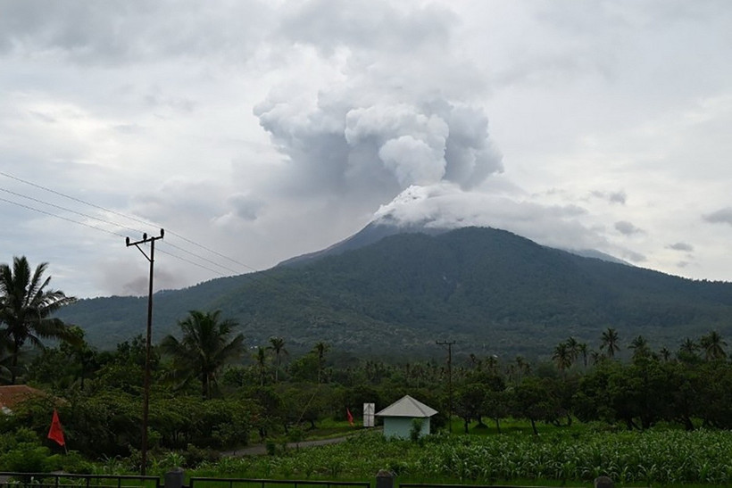 Tro bụi phun lên từ núi lửa Lewotobi Laki-Laki ở Đông Flores, tỉnh Đông Nusa Tenggara (Indonesia) hồi tháng trước. (Ảnh: THX/TTXVN)