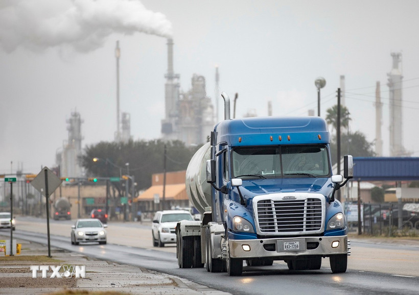 Xe chở dầu tại Texas (Mỹ). (Ảnh: THX/TTXVN)