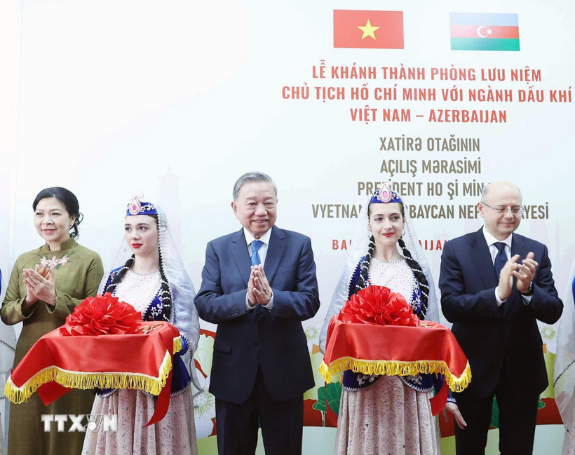 Tổng Bí thư Tô Lâm và Phu nhân cùng các đại biểu cắt băng khánh thành Phòng lưu niệm "Chủ tịch Hồ Chí Minh với ngành dầu khí Việt Nam-Azerbaijan." (Ảnh: Thống Nhất/TTXVN)