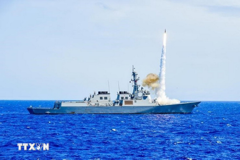Tàu khu trục ROKS Yulgok Yi I của Hải quân Hàn Quốc phóng tên lửa đánh chặn SM-2 trong cuộc tập trận Vành đai Thái Bình Dương (RIMPAC) ở vùng biển gần Hawaii hồi tháng Bảy năm ngoái. (Ảnh: Yonhap/TTXVN)