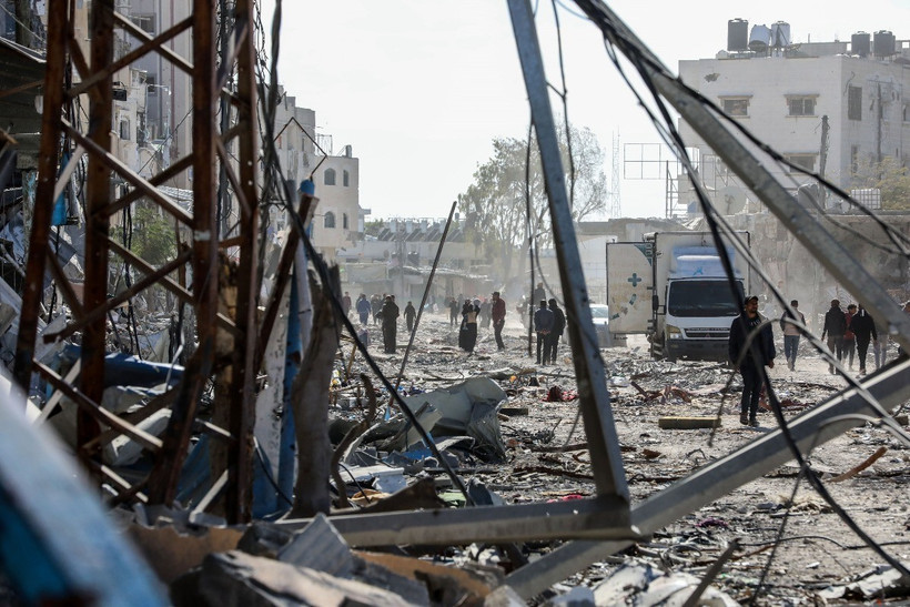 Cảnh tàn phá sau cuộc không kích của Israel tại Rafah, Dải Gaza. (Ảnh: THX/TTXVN)