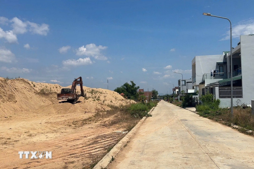 Bãi cát trái phép nằm giữa khu dân cư. (Ảnh: Sỹ Thắng/TTXVN)