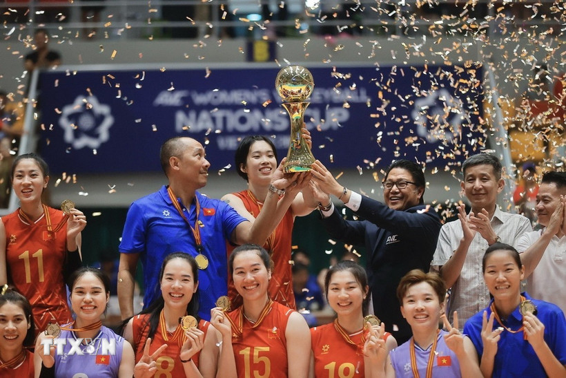 Đội tuyển bóng chuyền nữ Việt Nam thi đấu xuất và sắc giành Cúp vô địch. (Ảnh: Minh Quyết/TTXVN)