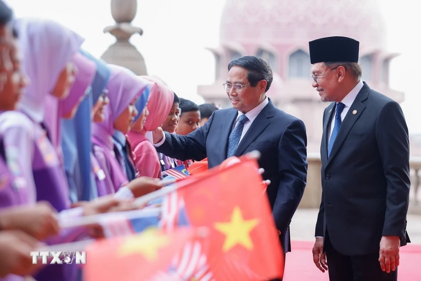 Lễ đón Thủ tướng Phạm Minh Chính thăm chính thức Malaysia tại Thủ đô Kuala Lumpur chiều 25/5/2025. (Ảnh: Dương Giang/TTXVN)
