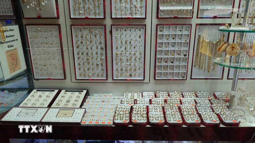 Vàng và kim loại quý trưng bày trong một cửa hàng tại khu vực phố cổ Thủ đô Mexico City (Mexico). (Ảnh: Phi Hùng/TTXVN)