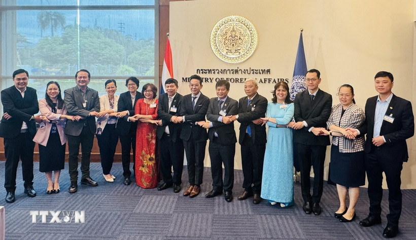 Đoàn đại biểu Hội Nhà báo Việt Nam chụp ảnh lưu niệm tại Bộ Ngoại giao Thái Lan. (Ảnh: Huy Tiến/TTXVN)