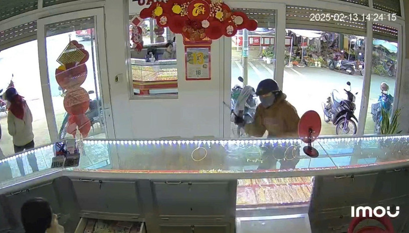 Hình ảnh đối tượng dùng búa phá tủ kính cướp tiệm vàng N.N.C. (Nguồn: Báo Lâm Đồng)
