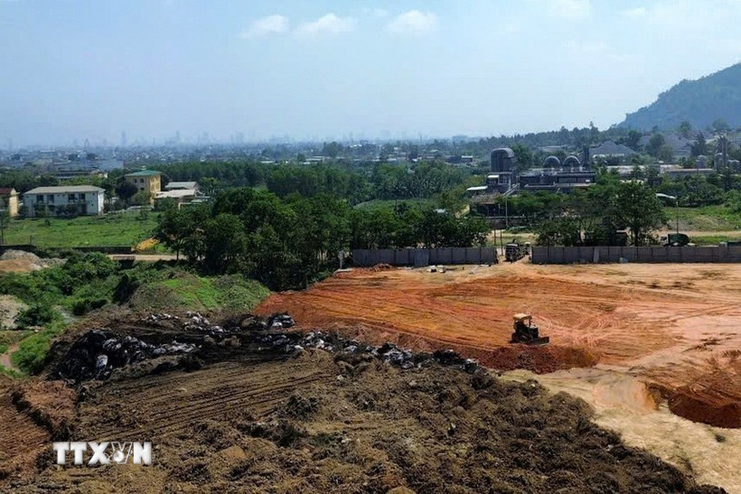 Khối lượng lớn chất thải màu đen được chôn lấp trái phép khi thi công Dự án Nhà máy Xử lý chất thải rắn 650 tấn/ngày đêm. (Ảnh: Quốc Dũng/TTXVN)