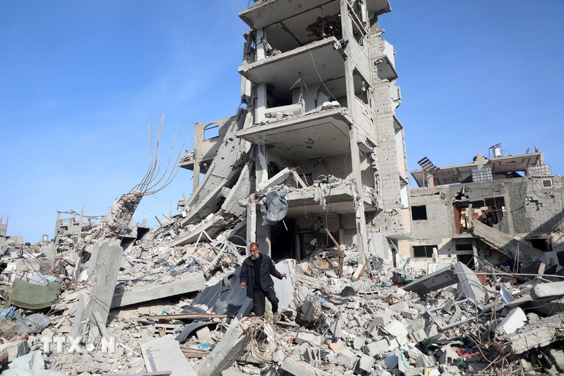 Tòa nhà tại thành phố Rafah, Dải Gaza bị phá hủy sau một cuộc không kích của Israel. (Ảnh: THX/TTXVN)