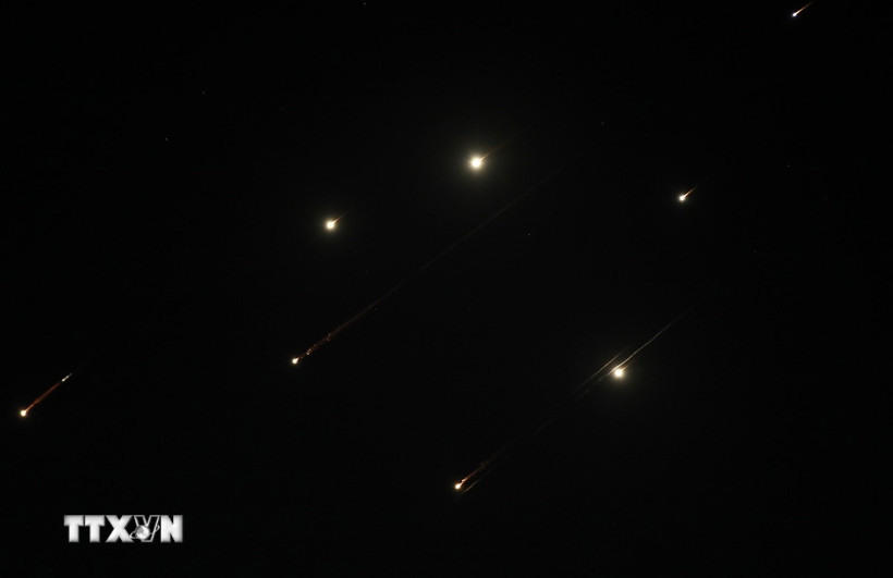 Các vệt sáng trên bầu trời thành phố Nablus, Bờ Tây khi Iran phóng tên lửa vào lãnh thổ Israel tối 14/6/2025. (Ảnh: THX/TTXVN)