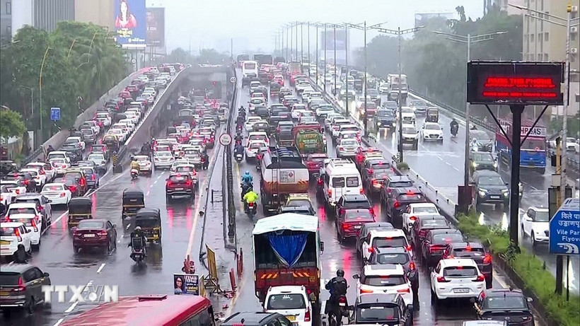 Giao thông trên đường phố Mumbai (Ấn Độ). (Ảnh : ANI/TTXVN)