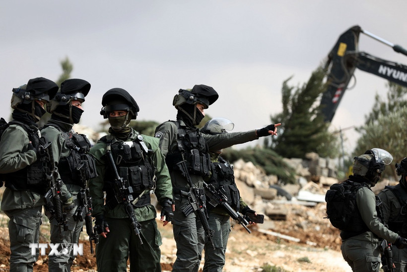 Binh sỹ Israel được triển khai tại thành phố Hebron, Bờ Tây. (Ảnh: THX/TTXVN)