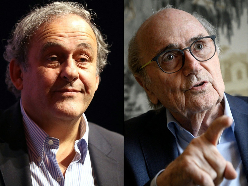 Cựu Chủ tịch FIFA Sepp Blatter (phải) và cựu Chủ tịch UEFA Michel Platini tại Hội nghị lần thứ 64 Liên đoàn Bóng đá Thế giới ở Sao Paulo (Brazil). (Ảnh: AFP/TTXVN)
