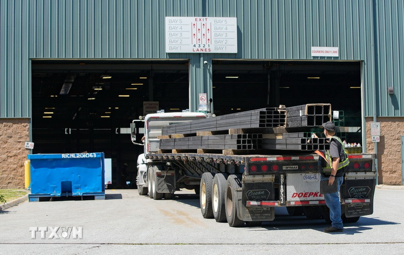 Xe tải chở thép thành phẩm tại một công ty thép ở Delta, tỉnh British Columbia (Canada) ngày 3/6/2025. (Ảnh: THX/TTXVN)