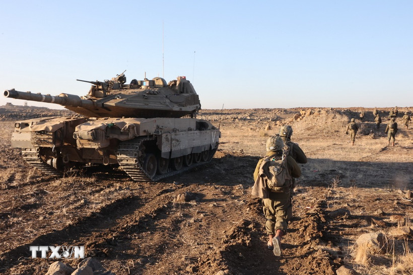 Binh sỹ và xe quân sự Israel được triển khai gần khu vực biên giới với Syria. (Ảnh: THX/TTXVN)