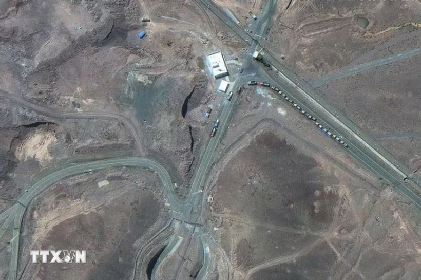 Hình ảnh do vệ tinh Maxar cung cấp ngày 19/6/2025 cho thấy các xe tải chở hàng di chuyển tại lối vào cơ sở hạt nhân Fordow ở tỉnh Qom (Iran). (Ảnh: Anadolu Agency/TTXVN)