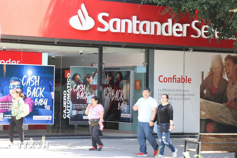 Một trung tâm giao dịch của Tập đoàn tài chính Santander tại Thủ đô Mexico City (Mexico). (Ảnh: Phi Hùng/TTXVN)