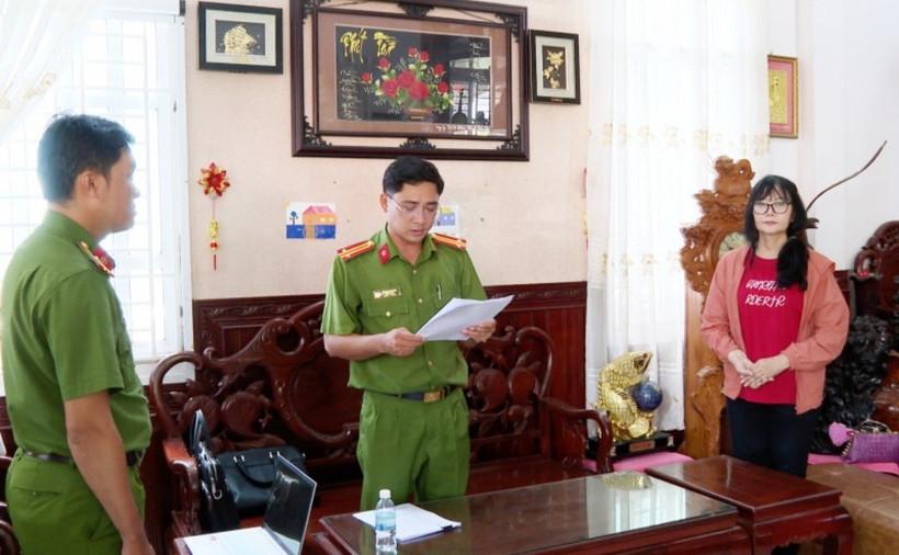 Cơ quan điều tra tống đạt quyết định tố tụng đối với bị can Thúy. (Nguồn: Công an nhân dân)