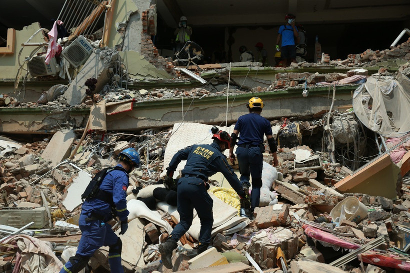 Công tác cứu hộ được tiến hành tại hiện trường động đất ở Mandalay (Myanmar) ngày 30/3/2025. (Ảnh: THX/TTXVN)