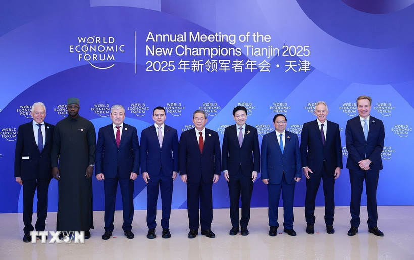 Thủ tướng Trung Quốc Lý Cường đón Thủ tướng Phạm Minh Chính và các Trưởng đoàn tham dự tiệc chiêu đãi nhân Hội nghị thường niên các nhà tiên phong lần thứ 16 của Diễn đàn Kinh tế Thế giới (WEF 16) tại thành phố Thiên Tân, tối 24/6/2025. (Ảnh: Dương Giang/TTXVN)