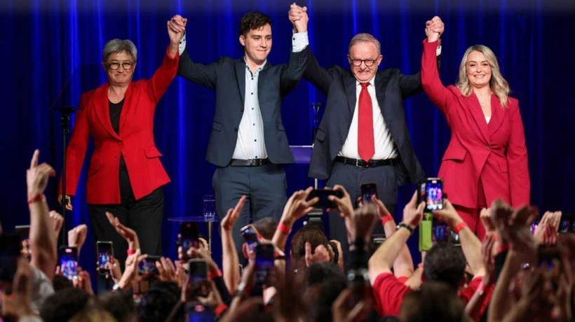 Đương kim Thủ tướng Australia Anthony Albanese (thứ hai, phải) mừng chiến thắng trong cuộc bầu cử liên bang, tại Sydney, ngày 3/5/2025. (Ảnh: Reuters/TTXVN)