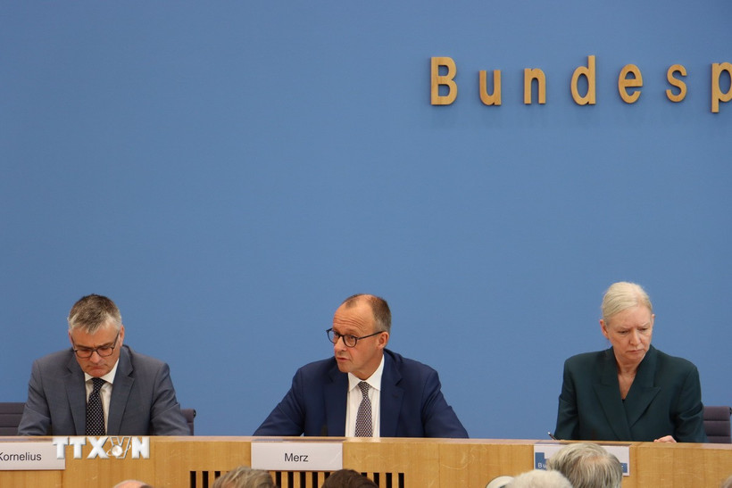 Thủ tướng Đức Friedrich Merz (giữa) phát biểu trong một cuộc họp báo tại Berlin. (Ảnh: THX/TTXVN)