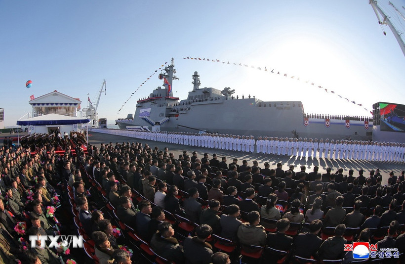 Lễ hạ thủy tàu khu trục đa năng mới của Triều Tiên tại căn cứ đóng tàu quân sự Nampho ngày 25/4/2025. (Ảnh: KCNA/TTXVN)