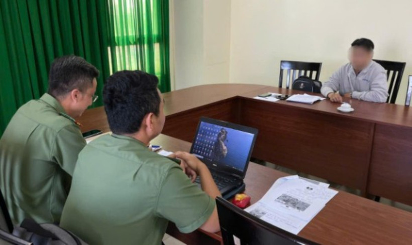 Cán bộ Công an làm việc với P.V.N.T. (Nguồn: Báo Công an Thành phố Hồ Chí Minh)