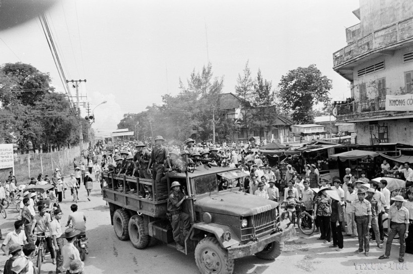 Quân giải phóng tiến vào giải phóng tiến vào thị xã Bạc Liêu. (Ảnh: Hứa Kiểm/TTXVN)