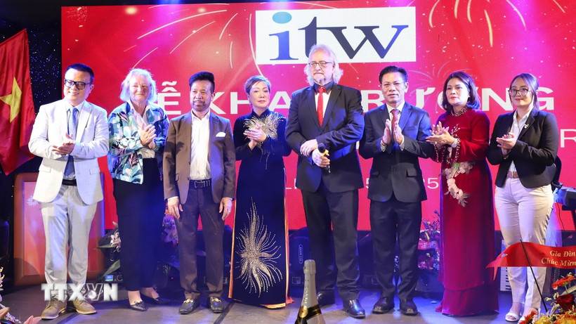 Giáo sư-Tiến sỹ Frank Deubler, Hiệu trưởng ITW Berlin, cùng các đối tác hợp tác đào tạo. (Ảnh: Thu Hằng/TTXVN)